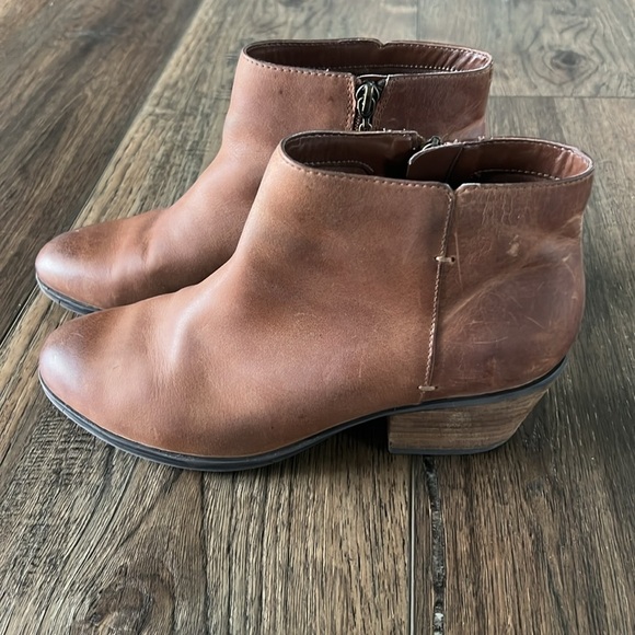 Clark’s Women’s Addiy Zora Leather Booites 1.5” Heel Ankle Boots Brown Size 8.5 - Picture 2 of 15